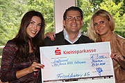 5.000 € Scheck von Alexandra Polzin und Friends Factory Chef Gregor Gebhard, überreicht zusammen mit Magdalena Brzezka (re.)